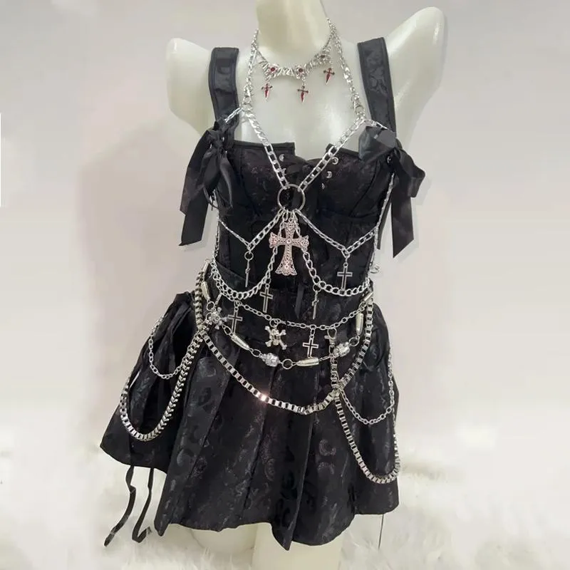 Haltertop met metalen ketting en kruisapplicatie