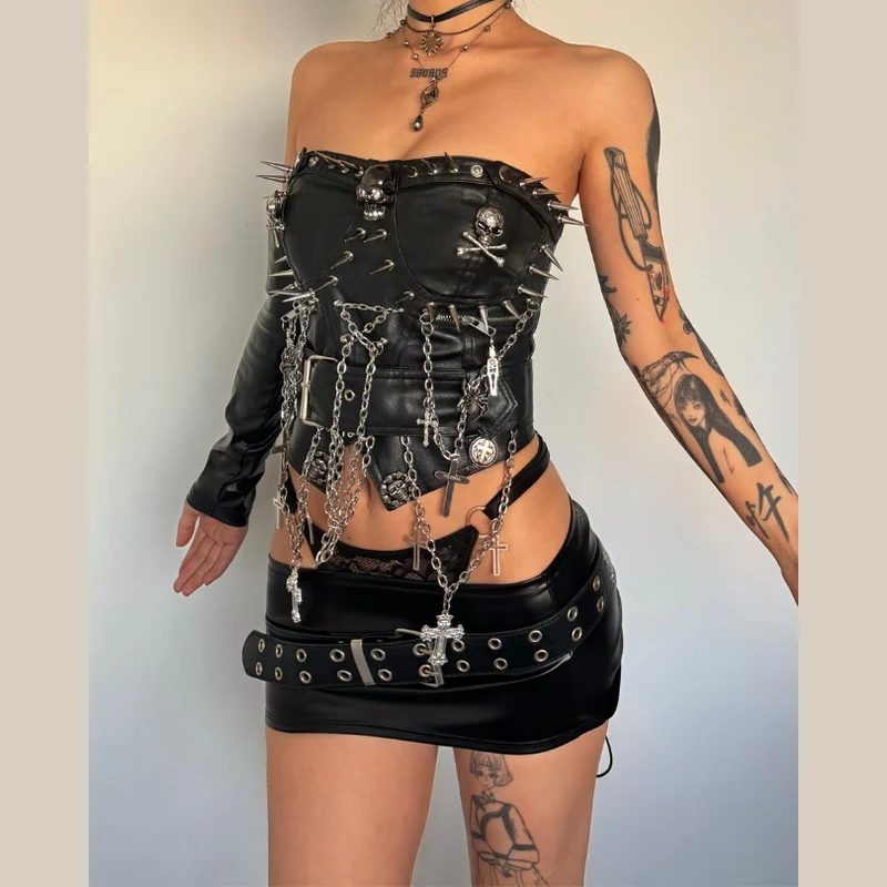 Top met ritssluiting en metalen ketting in de vorm van een schedel