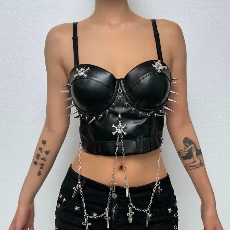 Cami-top met metalen ketting en schedel van PU-leer met klinknagels