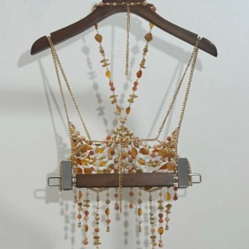 Metalen ketting, uitgehold haltertopje met kralen