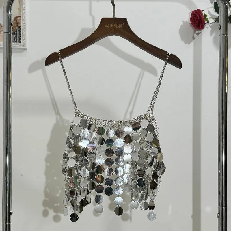 Cami-top met glitterende metalen ketting en vierkante hals