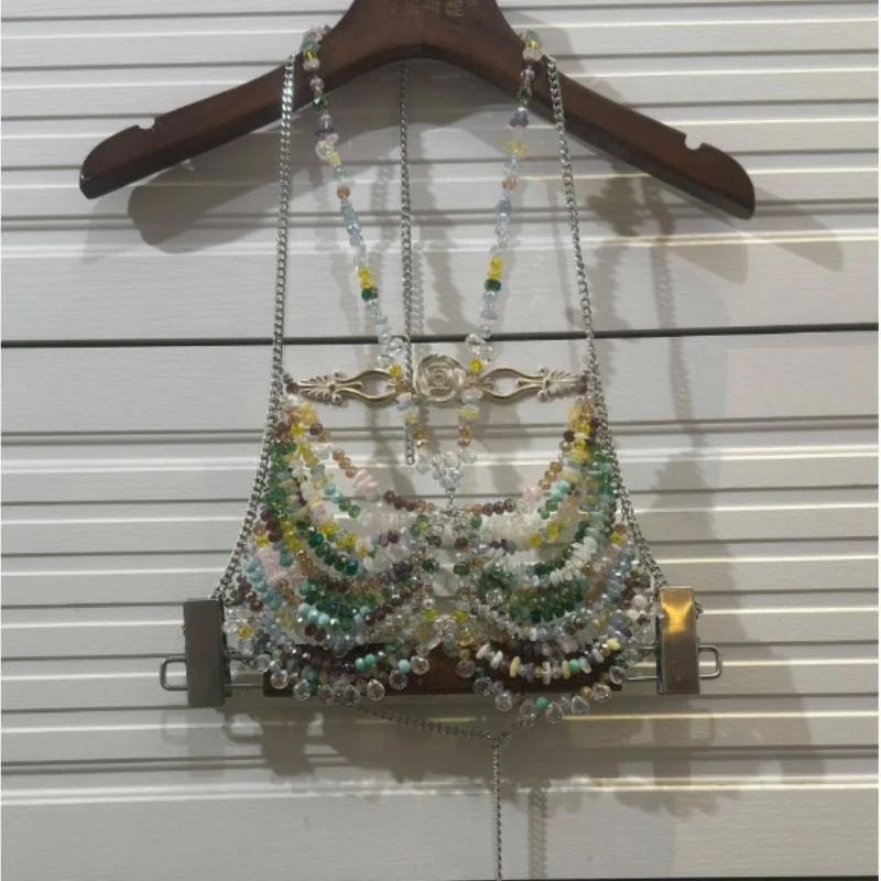 Gotische halter met metalen ketting en open bovenkant.