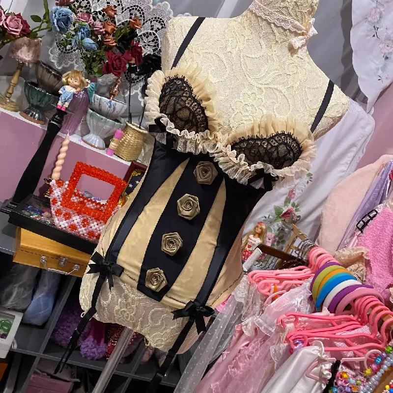 Fairycore top met ruches, bloemenapplicaties en strik