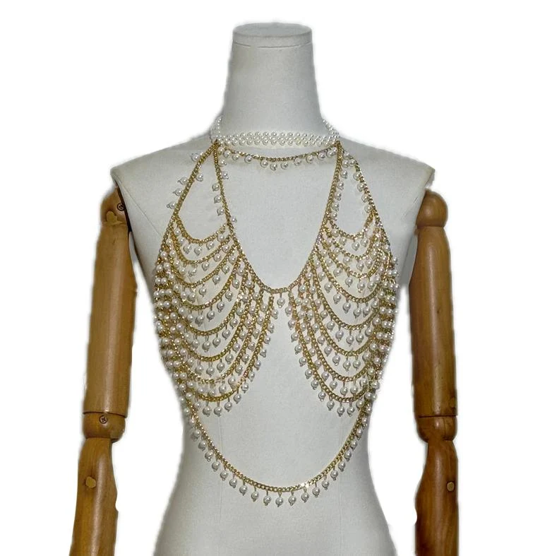 Gotische haltertop met kralen en metalen ketting.
