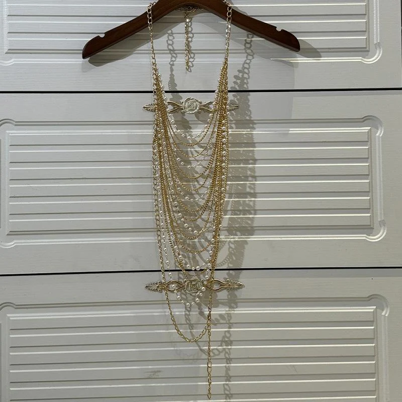 Halter metalen ketting met kralen en holle bovenkant