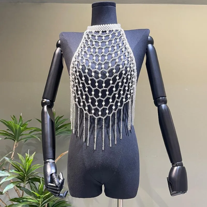Gotische haltertop met metalen ketting en kralen.