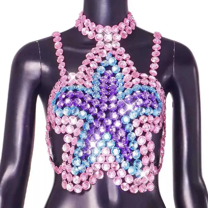 Haltertop met sterpatroon en open rug en edelsteenketting