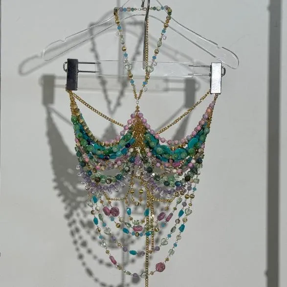 Gotische haltertop met kralen en metalen ketting.