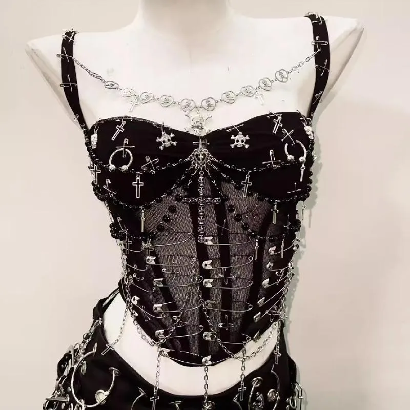 Cami-top met metalen ketting, kruisapplicatie en kralen aan de V-hals