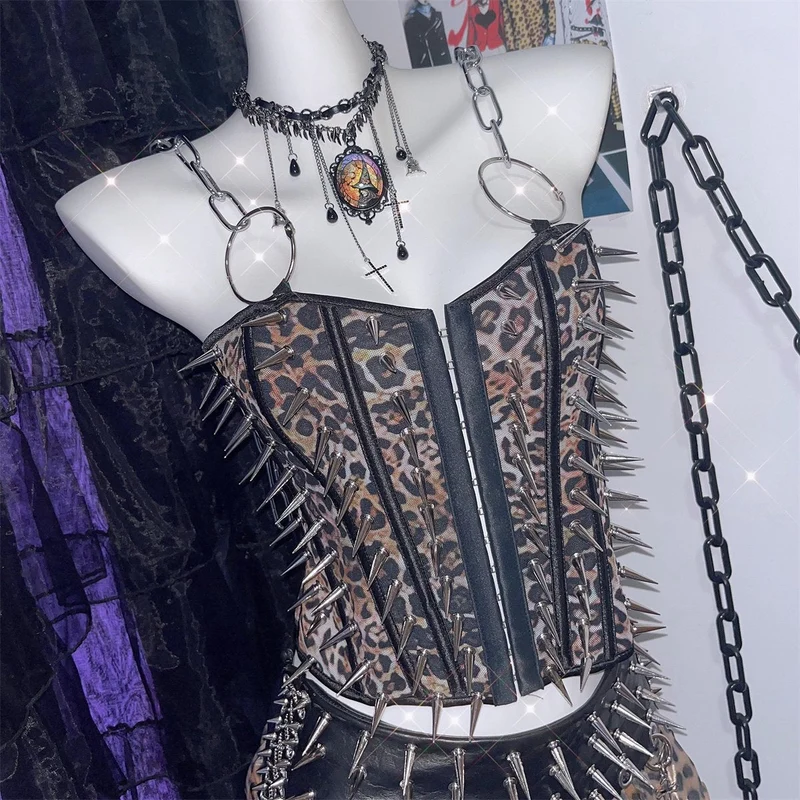 Cami-top met luipaardprint, klinknagelapplicatie en V-hals
