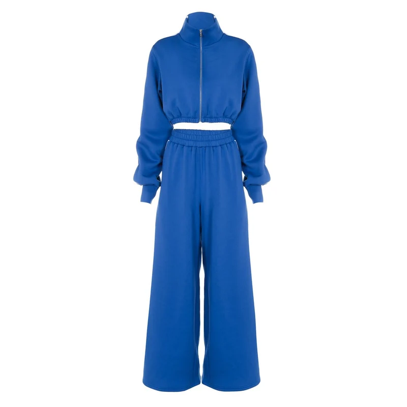 Grunge set bestaande uit een lange broek met lange mouwen, hoge hals en ritssluiting.
