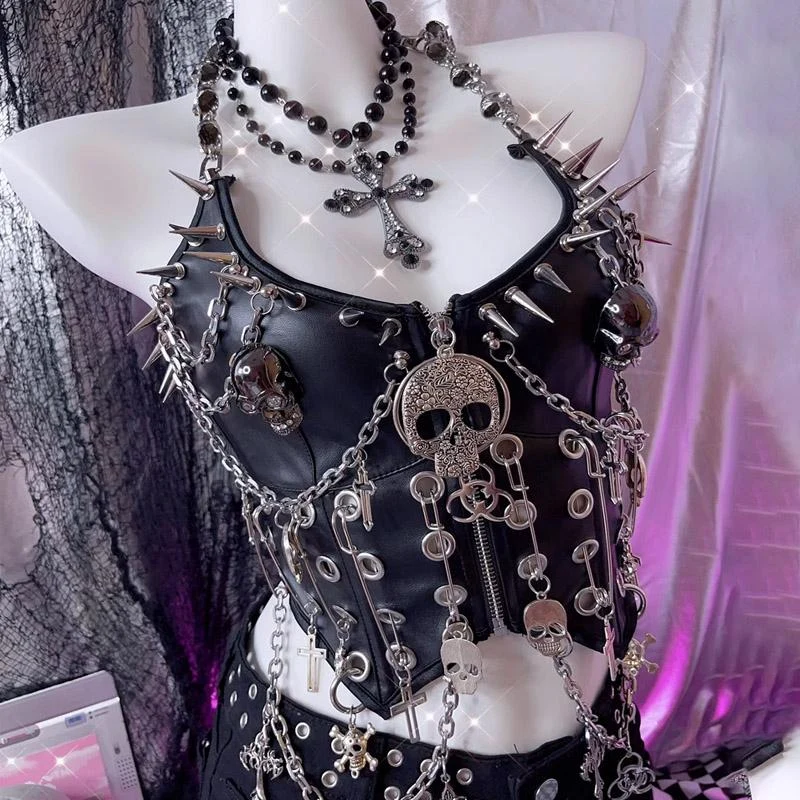 Gotische top met metalen ketting en ritssluiting, gemaakt van PU-leer.