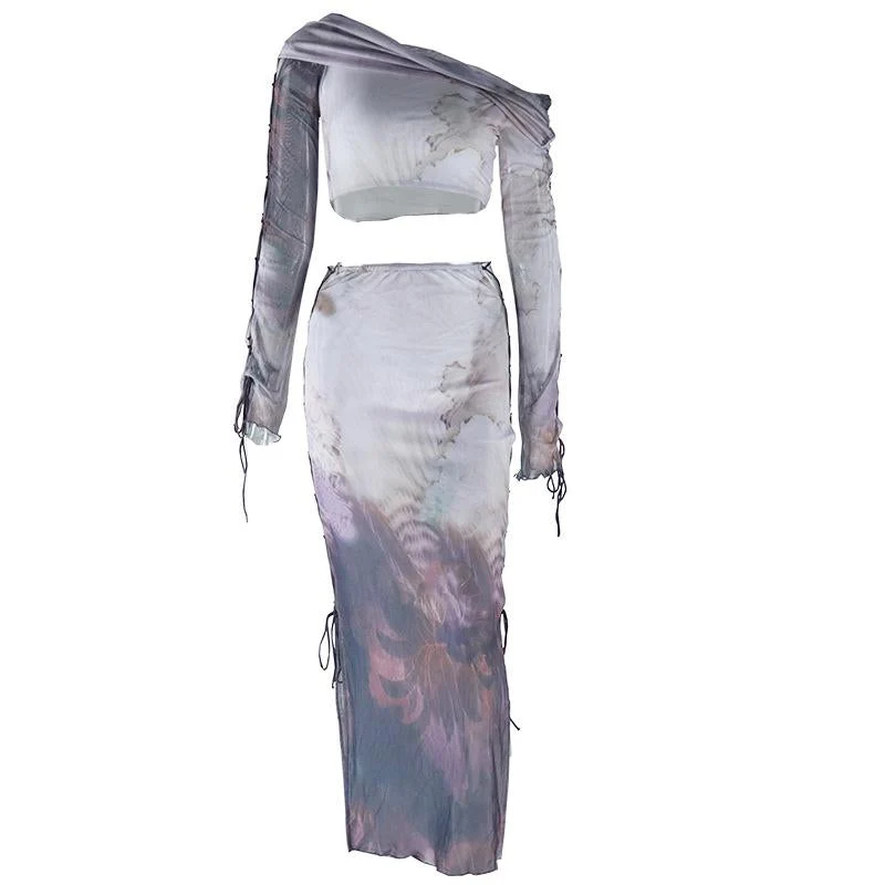 Set met lange mouwen en een geplooide midi-rok met één schouder en veterprint