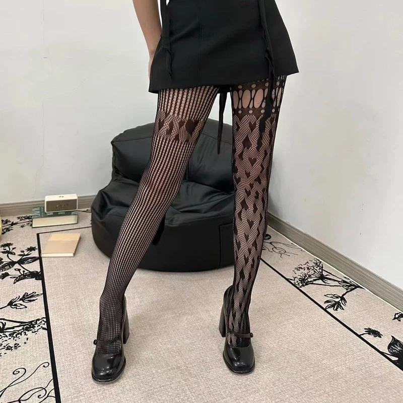 Asymmetrische panty met uitgeholde visnetmotief en hartjesmotief