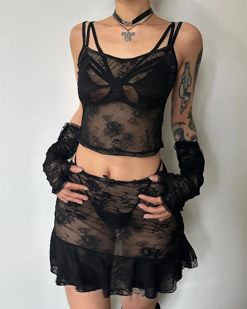 Set van een doorschijnende cami-minirok met U-hals en kant, strik