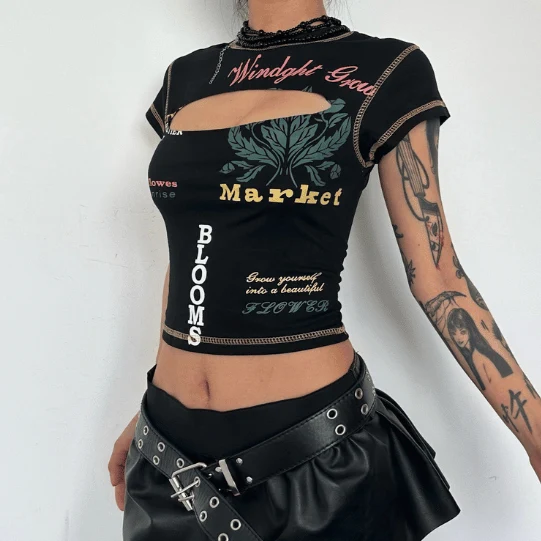 Contrasterende print, korte mouwen, gestikte holle hals en crop top