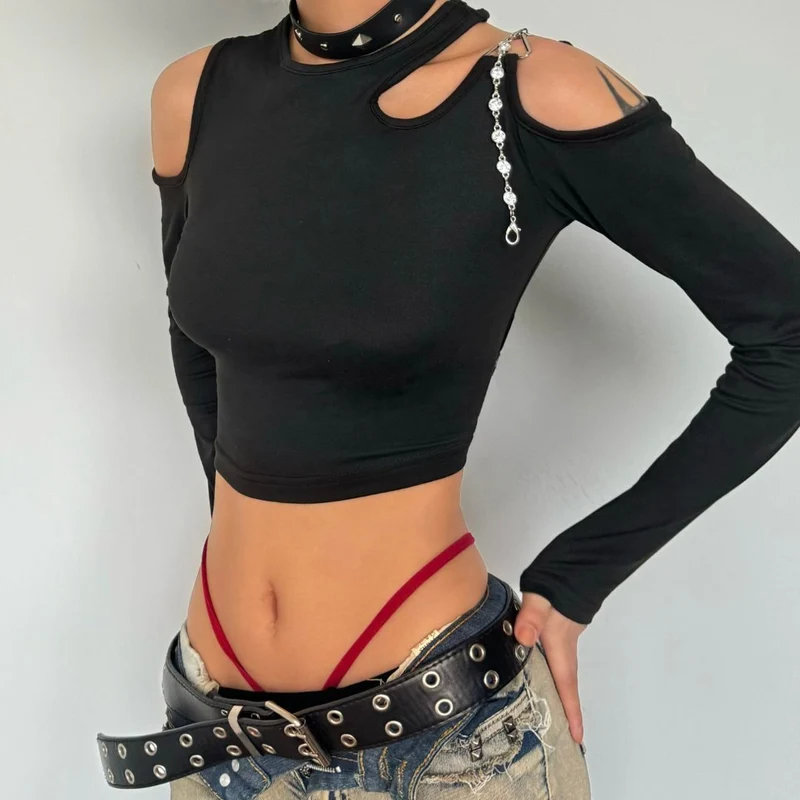 Gotische crop top met blote schouders en metalen ketting