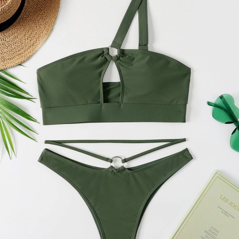 Uitgesneden, hoog getailleerde bikini met één schouder en twee stukken