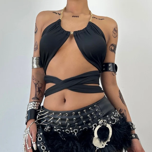Gotische metalen ketting kruis voorkant rugloze crop top