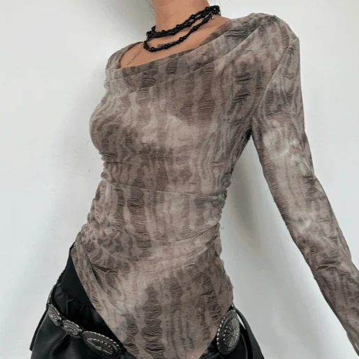Grunge tie-dye gerimpelde onregelmatige top